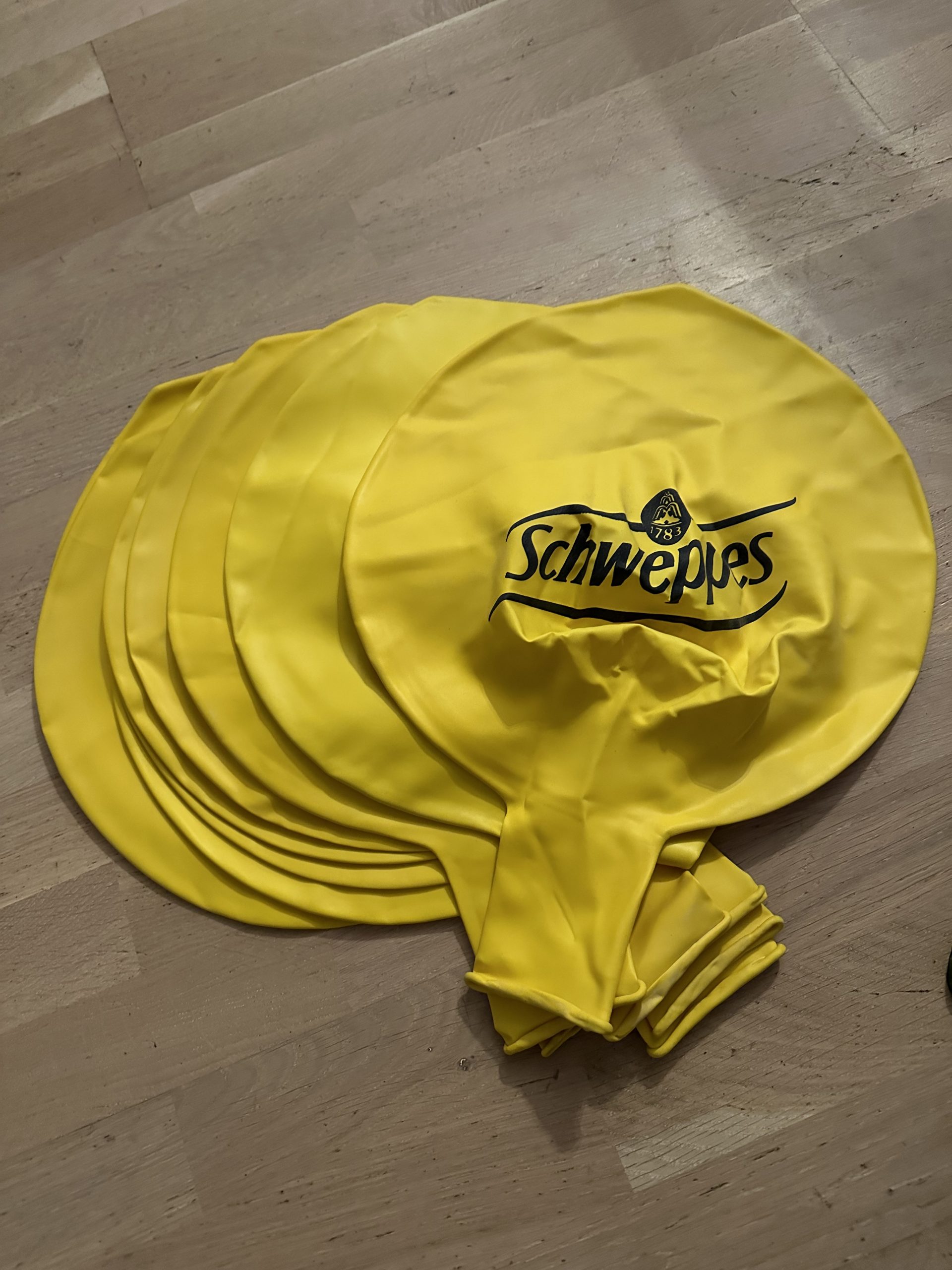 big ballon huge gelb Schweppes Aufdruck